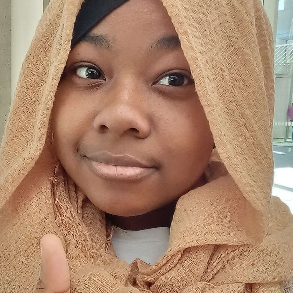 Meet your Posher, Naima